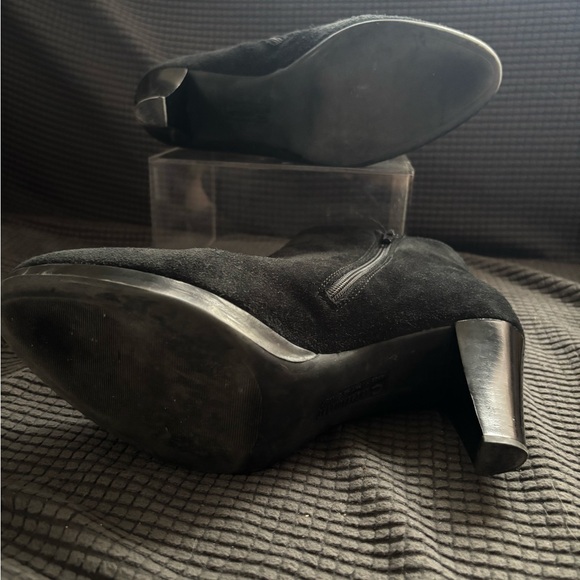 La CANADIENNE Olive Women’s Black Suede Booties Ankle Boots